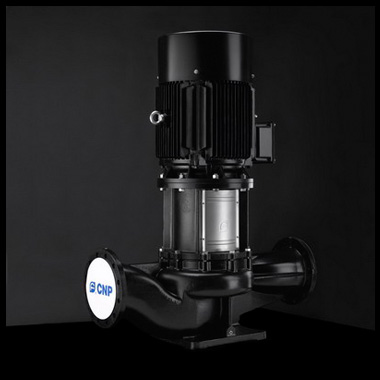 單級(jí)立式管道循環(huán)泵，泵進(jìn)出水口在泵底同一直線上，產(chǎn)品設(shè)計(jì)為頂部可拉出的拆裝形式，其可以在不影響管路系統(tǒng)的情況下對(duì)泵進(jìn)行維修。